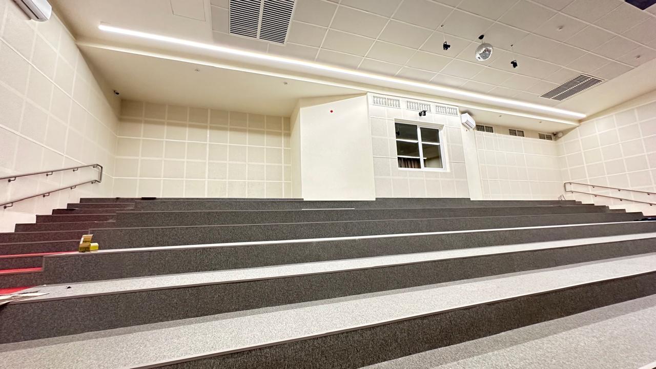 Acoustic finishing of halls