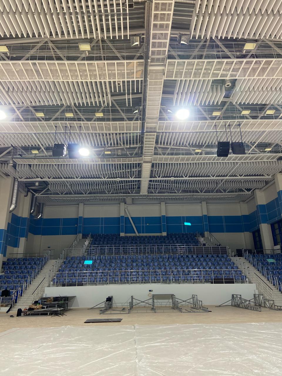 Acoustic finishing of halls
