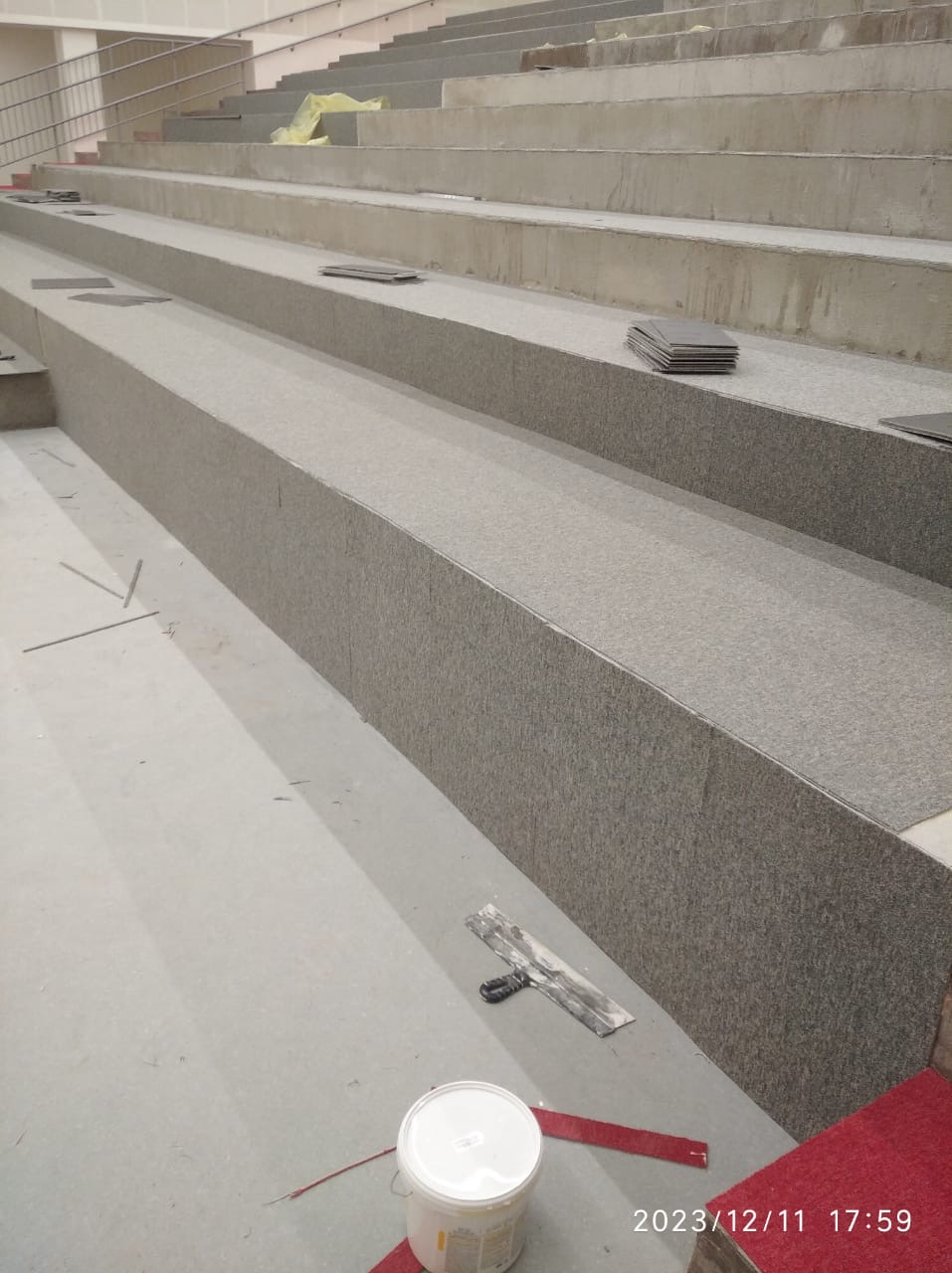 Acoustic finishing of halls